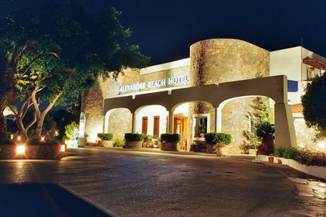Aussenansicht am Abend Alexander Beach Hotel & Village Resort