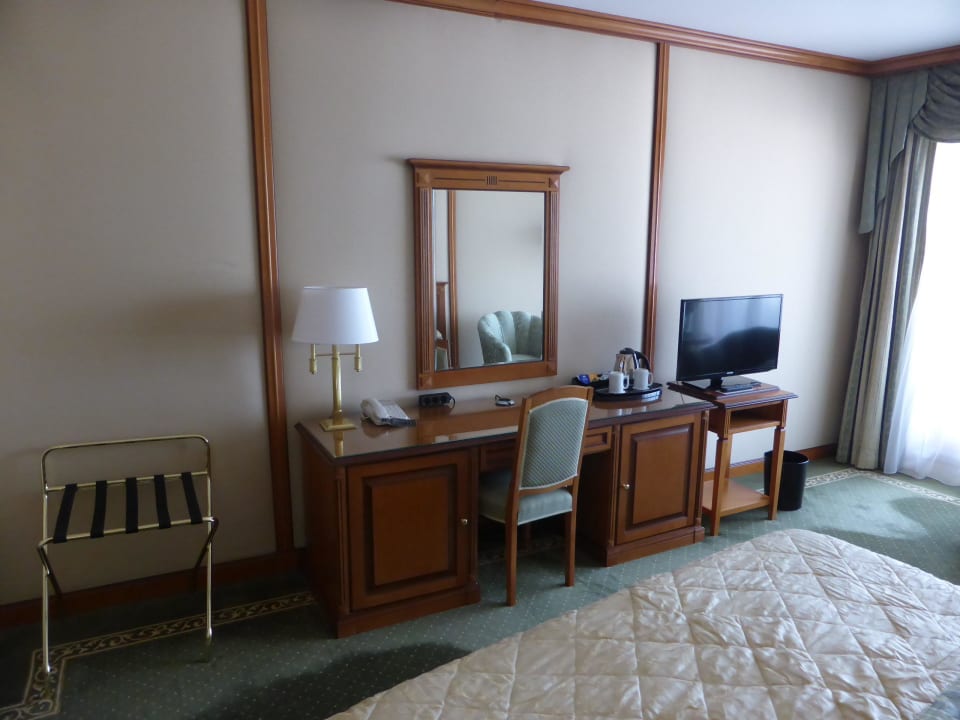 Schreibtisch & TV Grand Hotel Bucharest