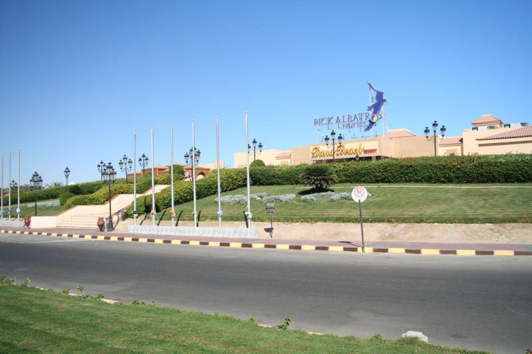 Eingang Dana Beach von der Straße aus. Pickalbatros Dana Beach Resort - Hurghada