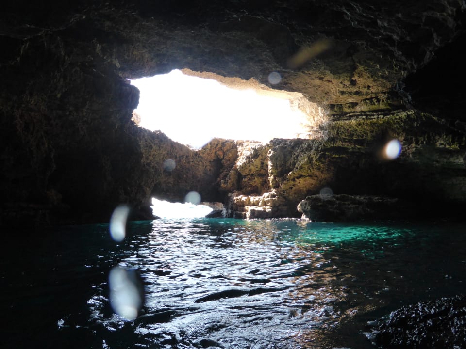 Die große Höhle von innen: Eingang und Oberlicht Iberostar Waves Club Cala Barca