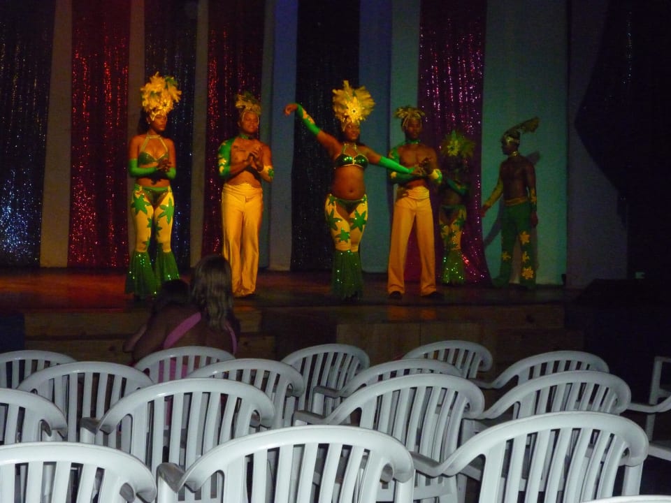 Theater Animateure Show am Abend Wyndham Alltra Samana