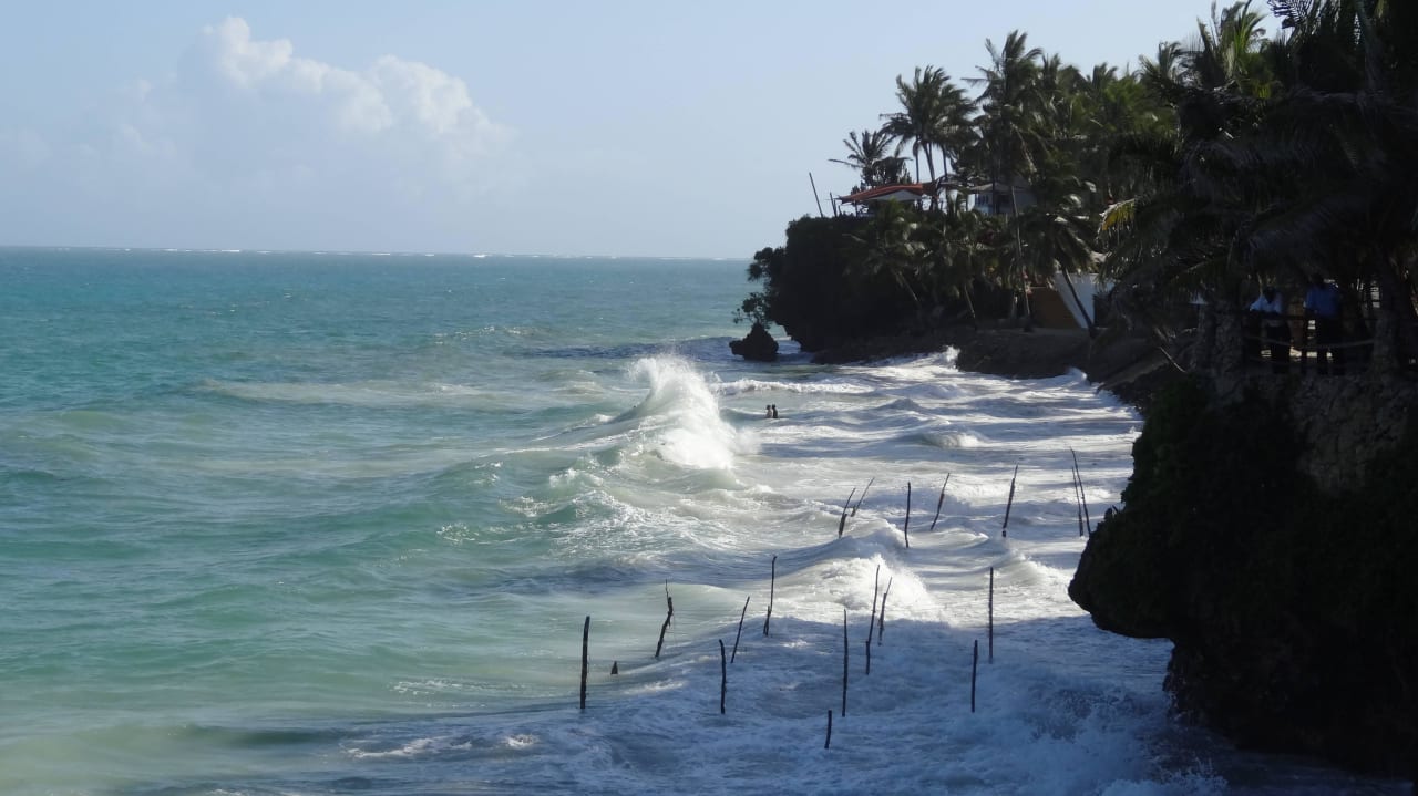 Wellen-Badespaß Bahari Beach Hotel
