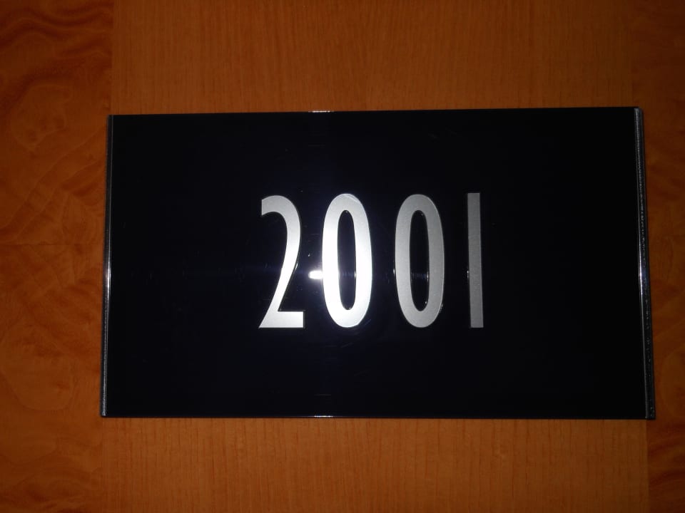 Zimmer 2001 - Beschriftung Hilton Munich Airport