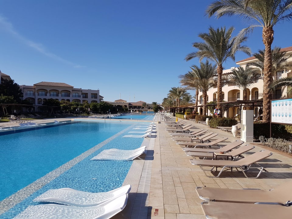 Baseny z leżakami w wodzie JAZ Aquamarine Resort