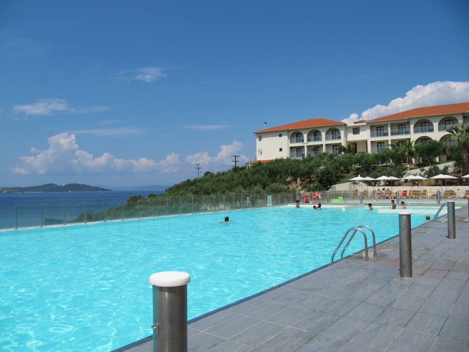 Pool Akrathos Beach Hotel