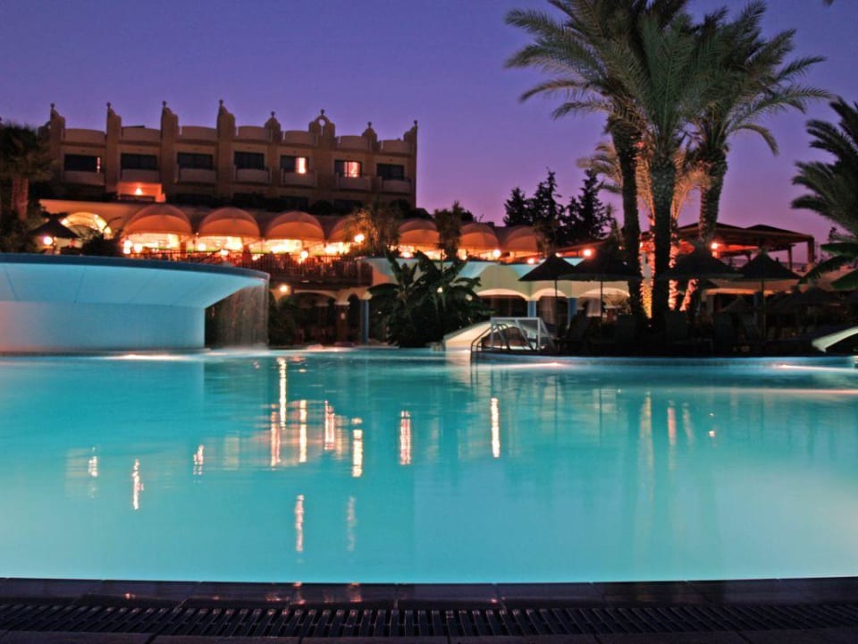 Poollandschaft bei Nacht Atrium Palace Thalasso Spa Resort & Villas