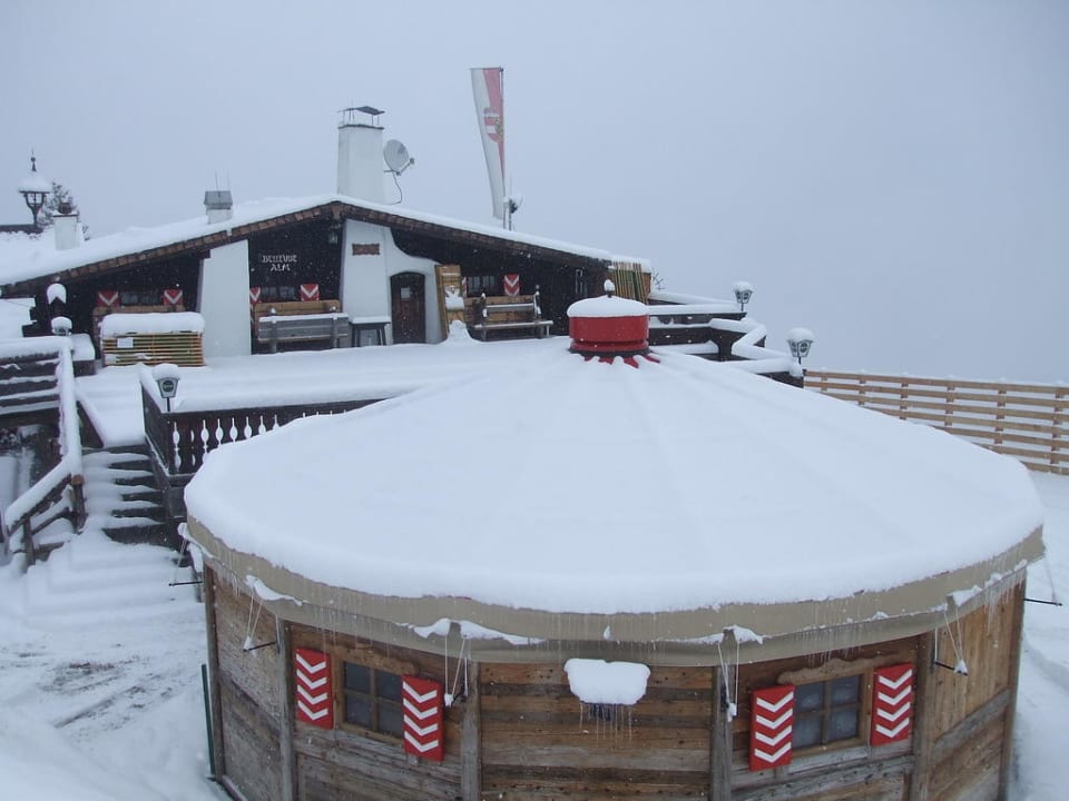 Bellevue Alm mit der Skibarrotunde davor MONDI Bellevue Alm Gastein