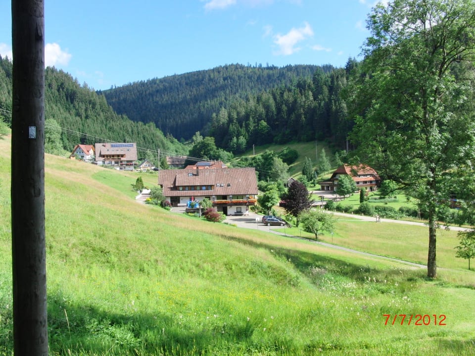 Blick auf den Parkplatz und Eingang Pension Postillion