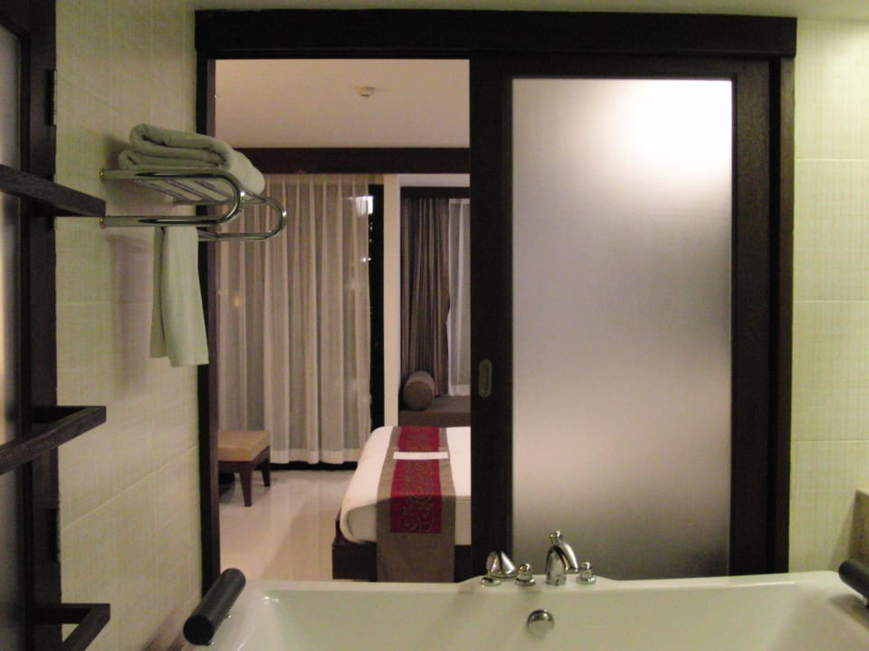 Blick aus dem Bad ins Zimmer La Flora Khao Lak