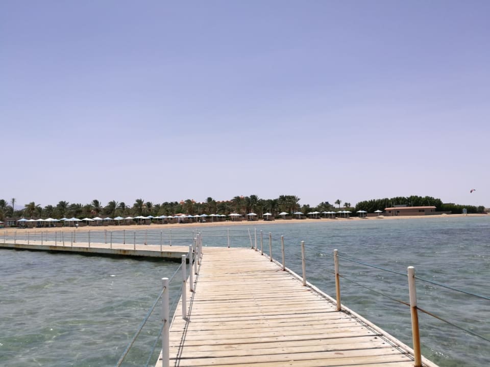 Sicht vom Badesteg zum Strand Pharaoh Azur Resort