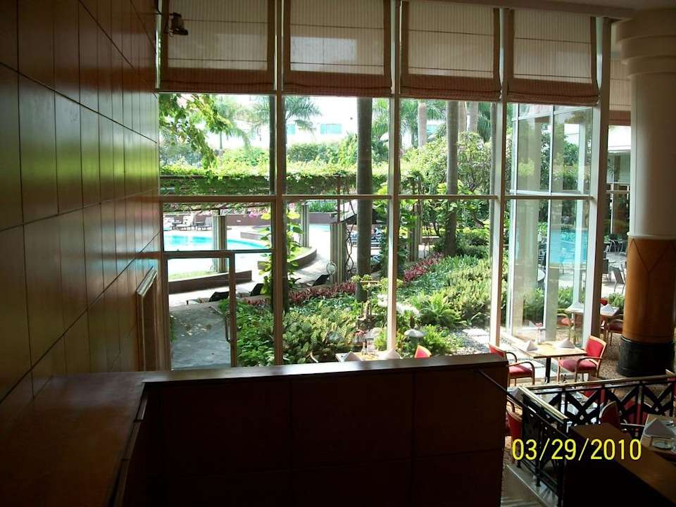 Blick vom Eingangsbereich auf die Poolanlage Lotte Legend Hotel Saigon