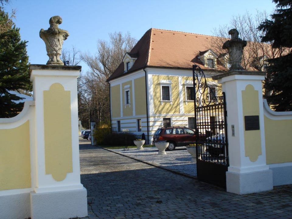 Einfahrt Hotel Schloss Haindorf