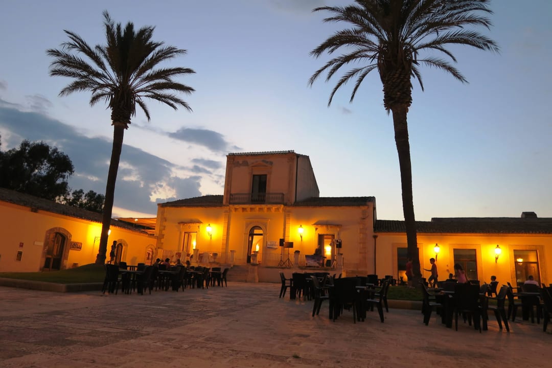 Restaurant im Abendlicht I Giardini di Athena - Athena Resort