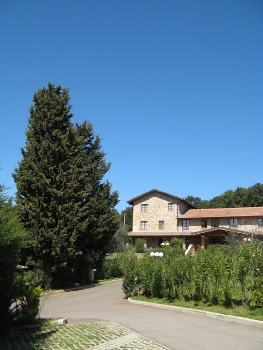Blick vom Parkplatz zur Appartmentanlage Hotel Il Carpignone Srl