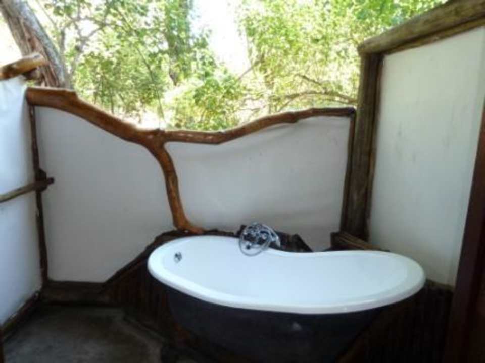 Badezimmer Teil draussen Zelt Nr. 8 Hotel Kwara Camp