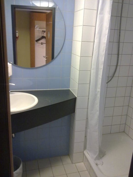 Bad mit Dusche B&B Hotel Frankfurt-Hahn Airport
