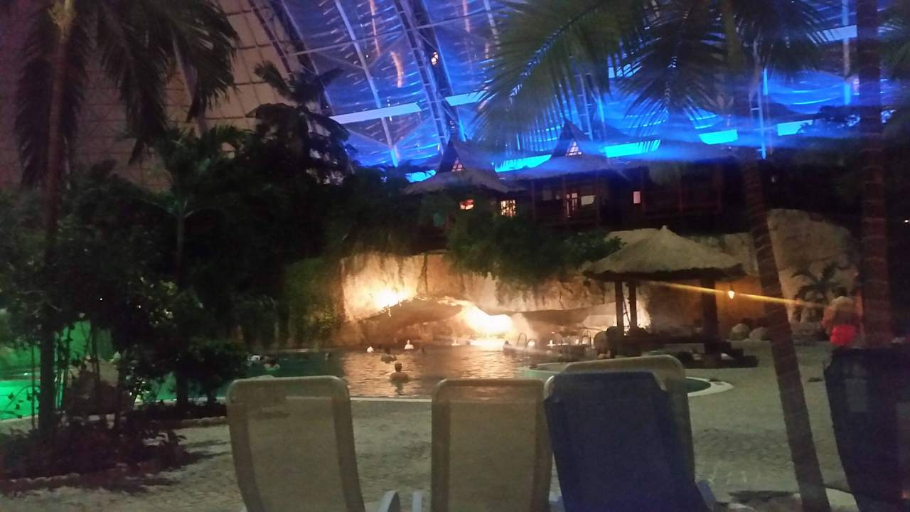 Tropical Island bei Nacht Tropical Islands Resort