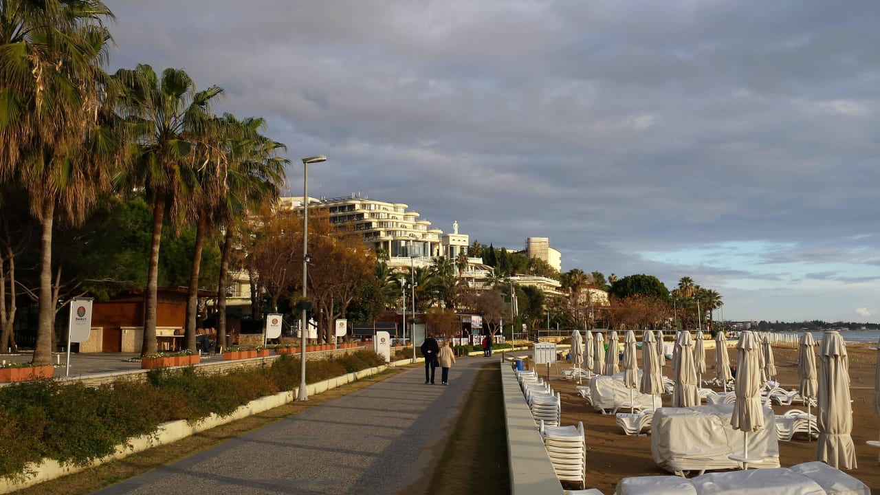 Die lange Strandpromenade Seaden Corolla Hotel