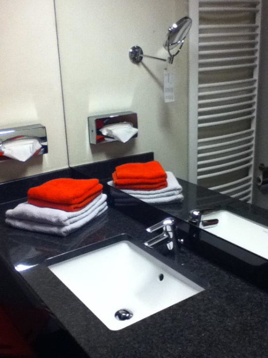 Badezimmer Waschbecken Hotel & Gasthaus Goldener Hirsch