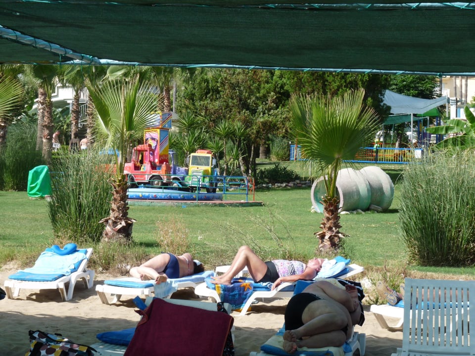Blick vom Strand zum Mini-Club Iz Flower Side Beach Hotel