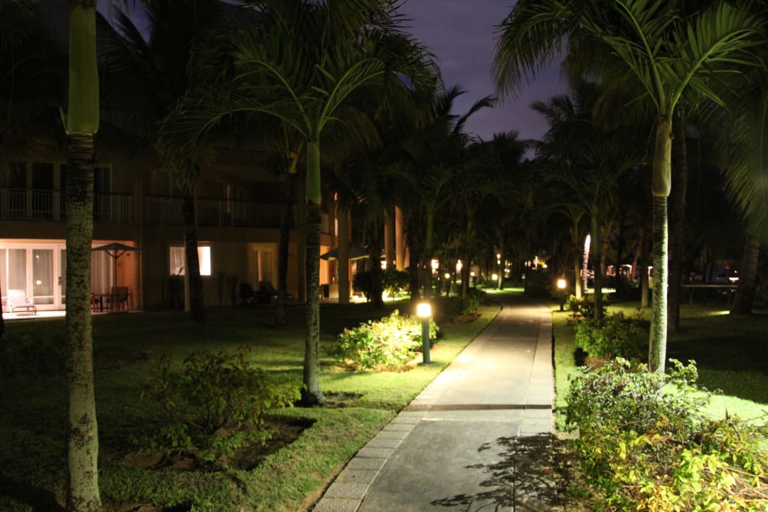 Weg von den Zimmern zu den Restaurants Victoria Beachcomber Resort & Spa