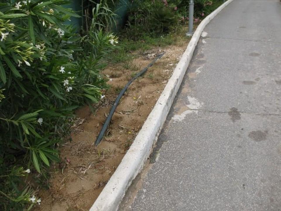 Defekte Wege und offene Kabel Sandy Beach Resort