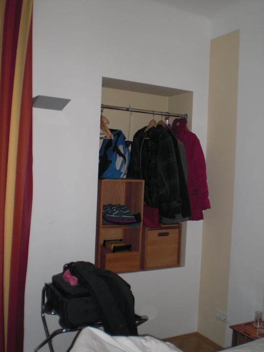 Kleiderschrank ?!? Hotel Papageno