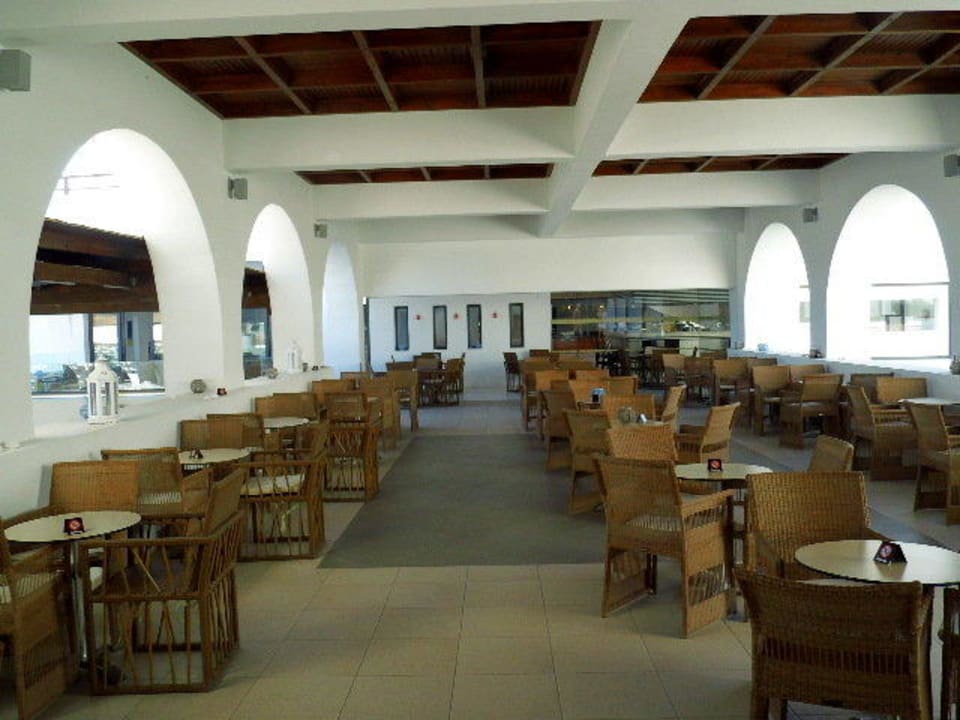 Hier sitzt man abends TUI BLUE Oceanis Beach and Spa Resort