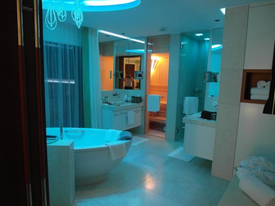 Badezimmer bei Nacht Grand Resort Bad Ragaz