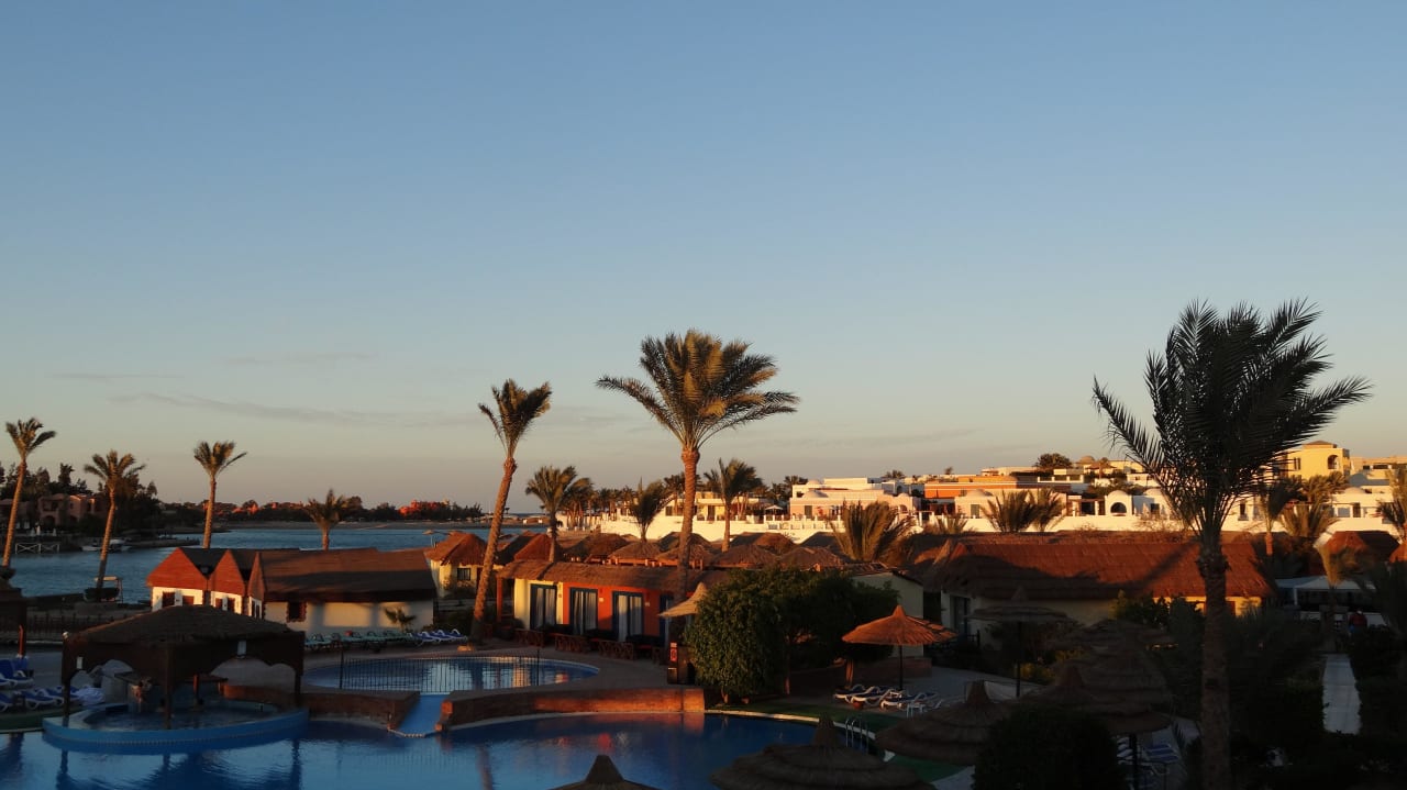 Blick über den Pool Richtung Lagune Panorama Bungalows Resort El Gouna