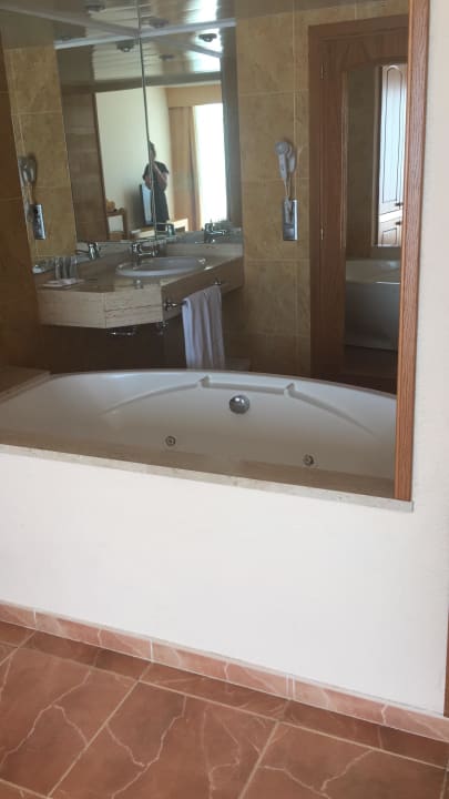 Whirlpool im Raum Iberostar Selection Jardín del Sol Suites