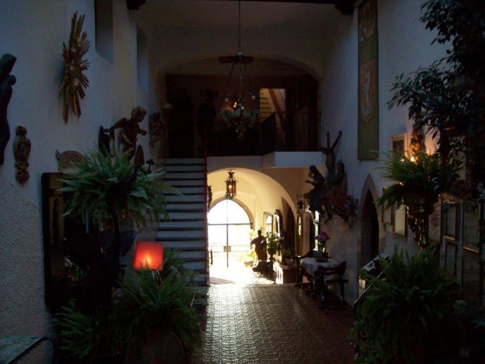 Rechts zur Rezeption Schloss Hotel Korb