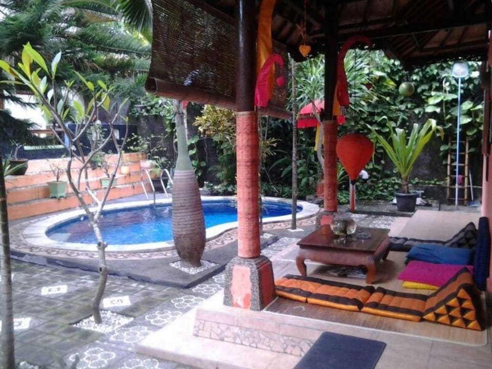 Aussenanlage mit Blick auf Pool Hotel Kubu Pilatus Inn