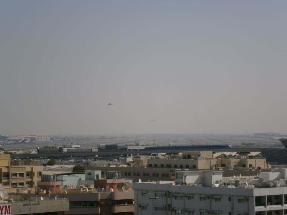 Blick auf den Flughafen vom Dach aus Grand Excelsior Hotel Deira