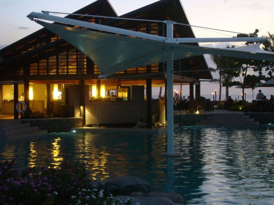 Pool und Restaurant am Abend Radisson Resort Hotel Fiji Denarau Island