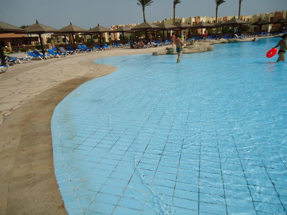 Flach ablaufender Einstieg in Mainpool SUNRISE Royal Makadi Resort