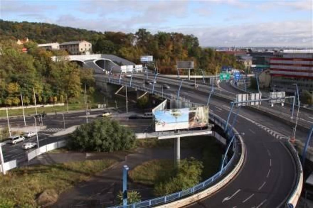 Der Ausblick frontseits auf die Stadtautobahn NH Prague City