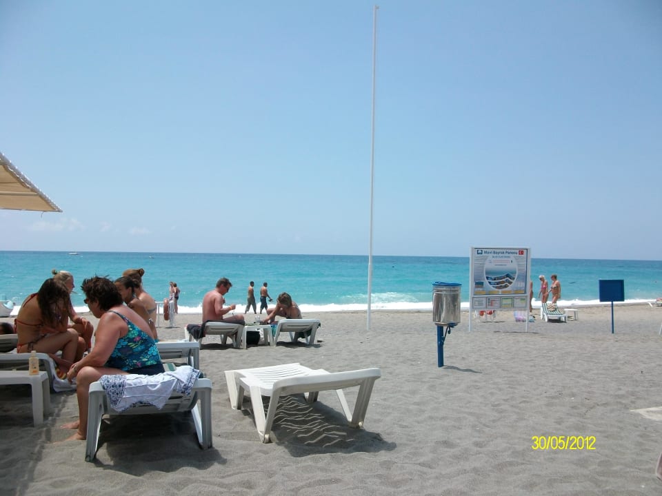 Menschen am Strand Hotel Club Paradiso