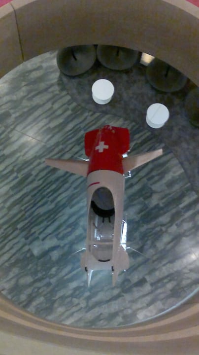 Ein schweizer Bob hängt in der Lobby - toll! Dorint Airport-Hotel Zürich