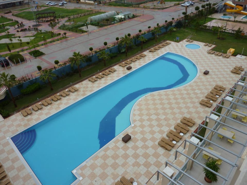 Zimmerausblick zum großen Pool Solivia Hotel