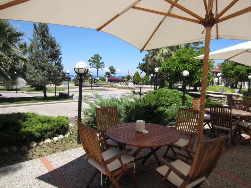 Vor der Hotelbar an der Flaniermeile İmperial Turkiz Resort Hotel