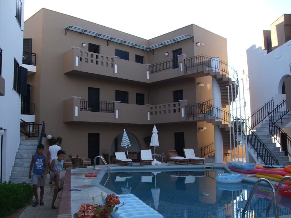 Blick von der Straße zum Mittelgebäude (Studios). Nami Hotel & Suites