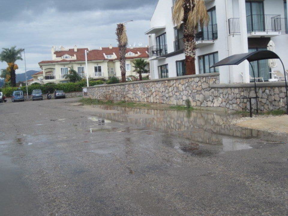 Hotel von der strasse aus. Jiva Beach Resort