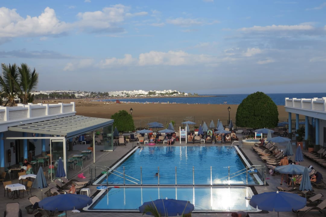 Pool von der Rezeption aus gesehen Hotel Las Costas