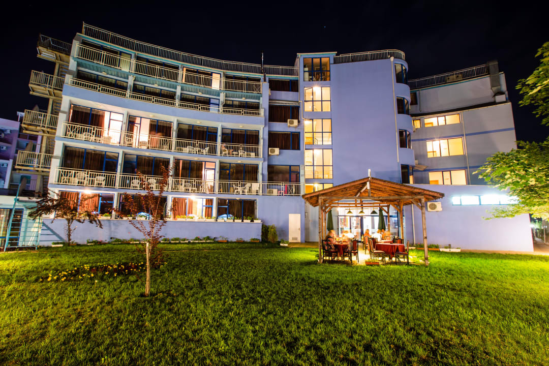 Garten in der Nacht Hotel Bohemi