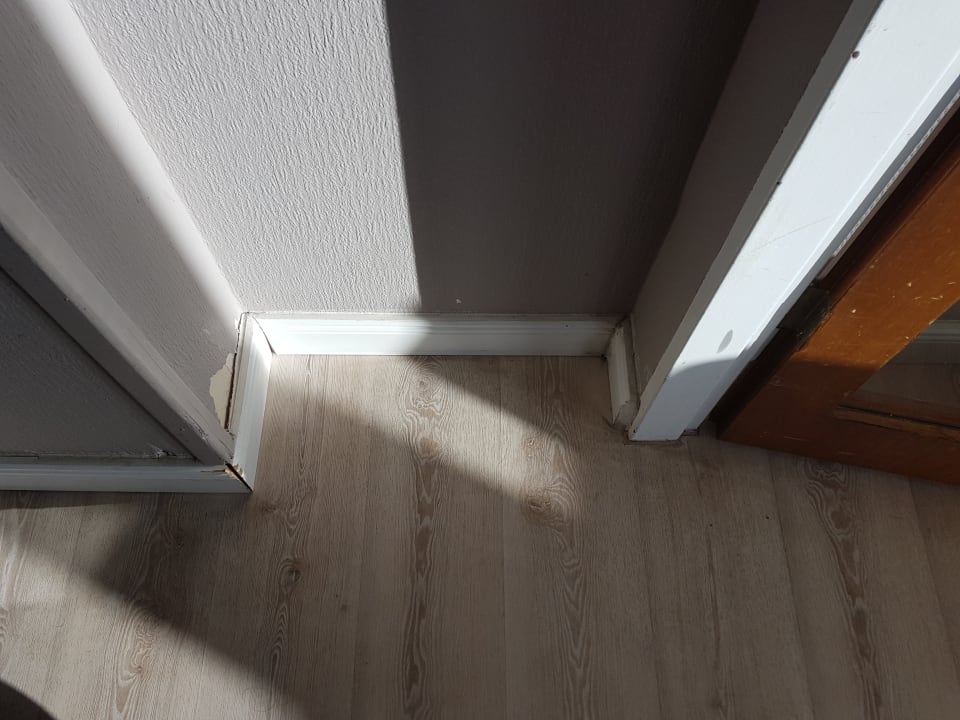 Bodenecke im kleinen Zimmerflur Hotel Astor Kiel by Campanile