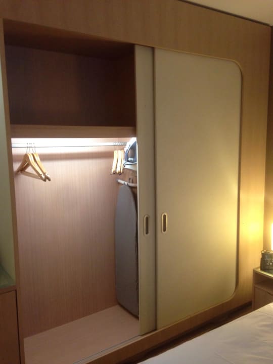 Schrank mit Bügelbrett Hilton Frankfurt Airport