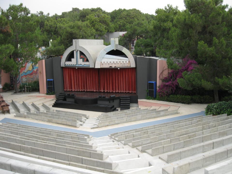 Bühne des Theaters Blue Waters Club