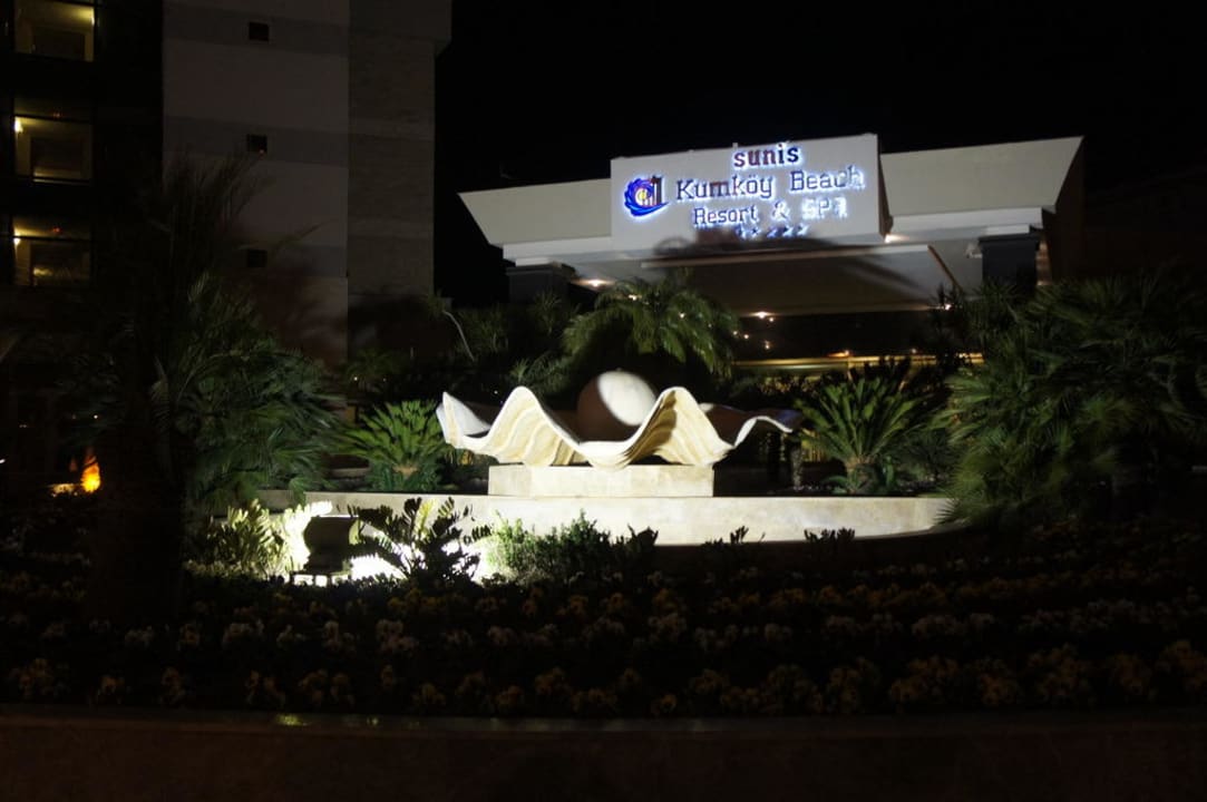 Hoteleingang bei Nacht Sunis Kumköy Beach Resort Hotel & Spa