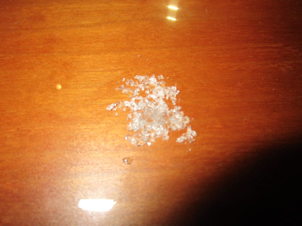 Die Glassplitter und der Glasplatte am Tisch Hotel Zum Schiff